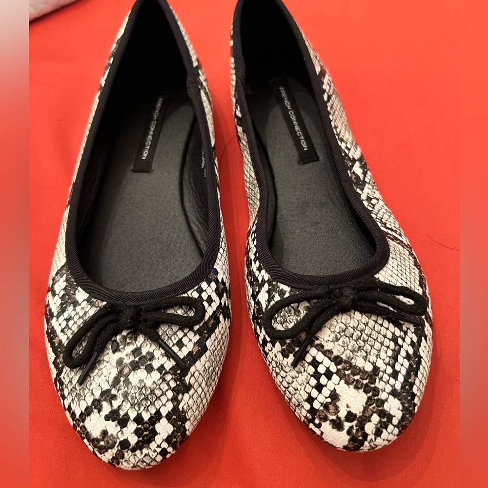 NEW French Connection Diana Snake Print  Black/White Ballet Flats Size 6.5 - Picture 2 of 5